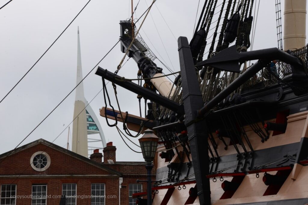 Portsmouth (Hampshire) mit dem Spinnaker Tower im Hintergrund und vorne die historische HMS Victory
