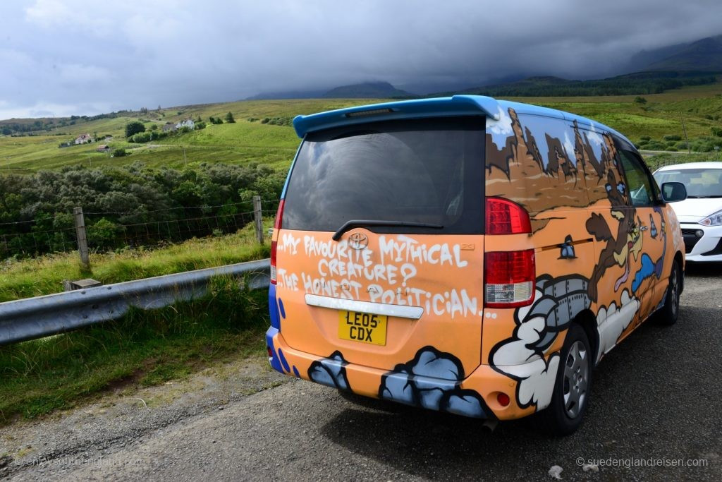 Ein bemaltes Auto auf der Isle of Skye - man beachte bitte den sehr wahren Text!