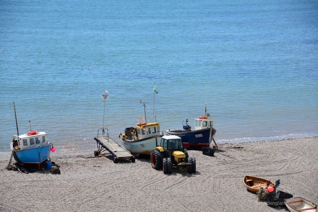 Die Fischer sind zurück mit dem "Catch of the day" und der örtliche Strandtraktor hat die Boote den Strand hinaufgezogen. Hier liegen sie nun weitgehend geschützt in Ermangelung eines echten Hafens.