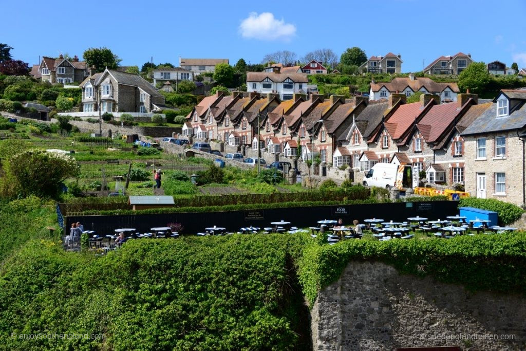 Typische englische Reihenhäuser auch hier in Beer (Devon) - stilecht mit Biergarten!