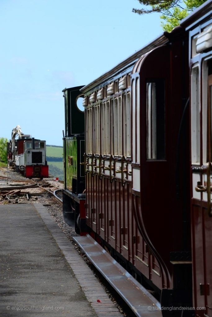 Der Zug der Lynton & Barnstape Railway steht zum Einsteigen bereit.