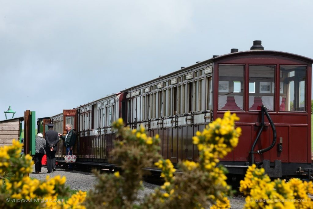 Das ist Südenglang: Gelb leuchtender Ginster und historische Eisenbahnen bilden eine wunderschöne Symbiose.