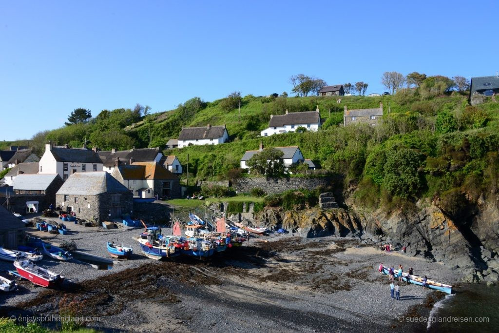 Cadgwith (Cornwall) - die lokale Frauen-Rudermannschaft trainiert