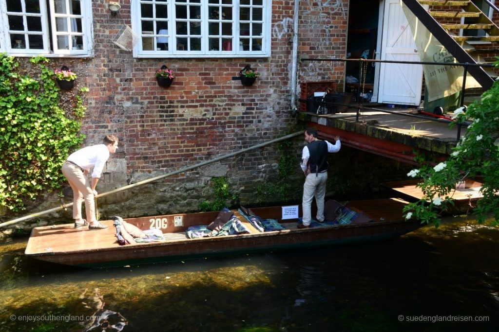 Gestakte Zillen ("Punts") sind für den flachen Fluß ideale Boote