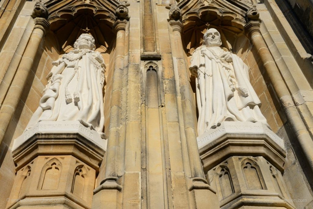 Im Jahr 2015 wurde anläßlich des diamantenen Thrinjubiläums der Queen eine ganz besondere Ehre zuteil: Noch zu Lebzeiten wurde sie zusammen mit ihrem Gatten mit Statuen an der Wand der Canterbury verewigt