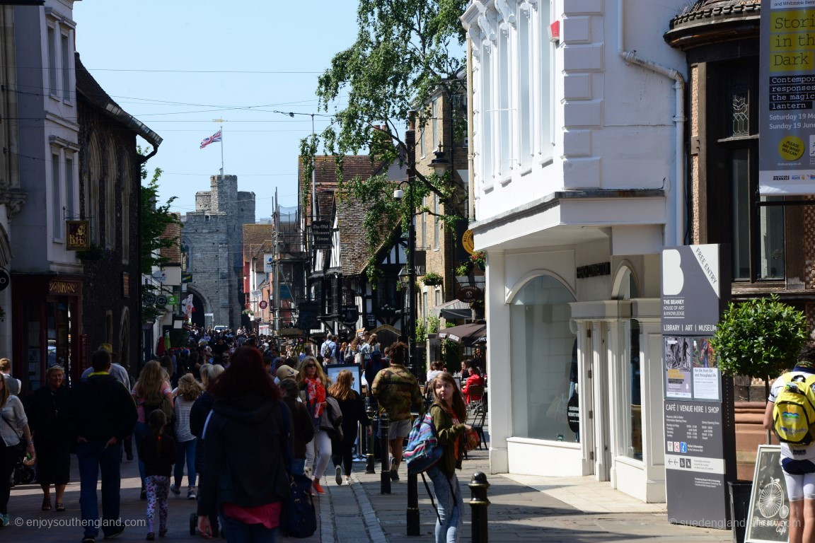 Belebte Fußgängerzone in Canterbury