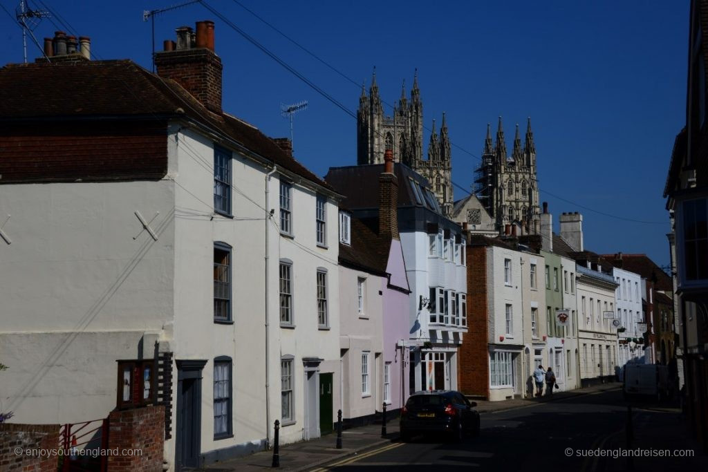 Die berühmte Kathedrale von Canterbury ist von vielen Stellen der Stadt aus sichtbar