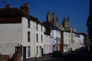 Die berühmte Kathedrale von Canterbury ist von vielen Stellen der Stadt aus sichtbar