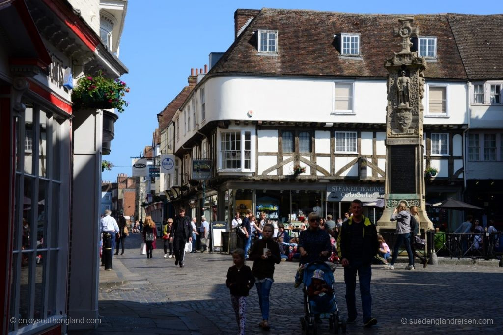 Platz mit dem War Memorial in Canterbury - gleich am Eingang zur Kathedrale