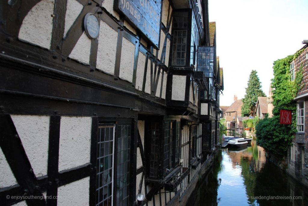 Blick entlang der alten Weberhäuser auf den River Stour