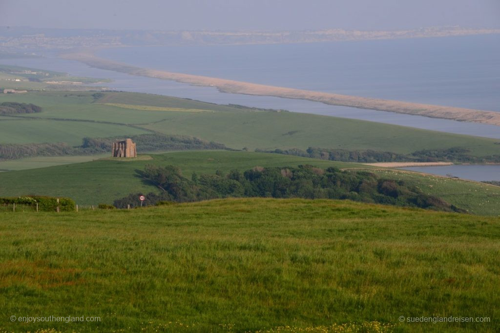 Blick auf Chesil Beach an der Jurassic Coast - auf dem kleinen Hügel St. Catherine bei Abbotsbury