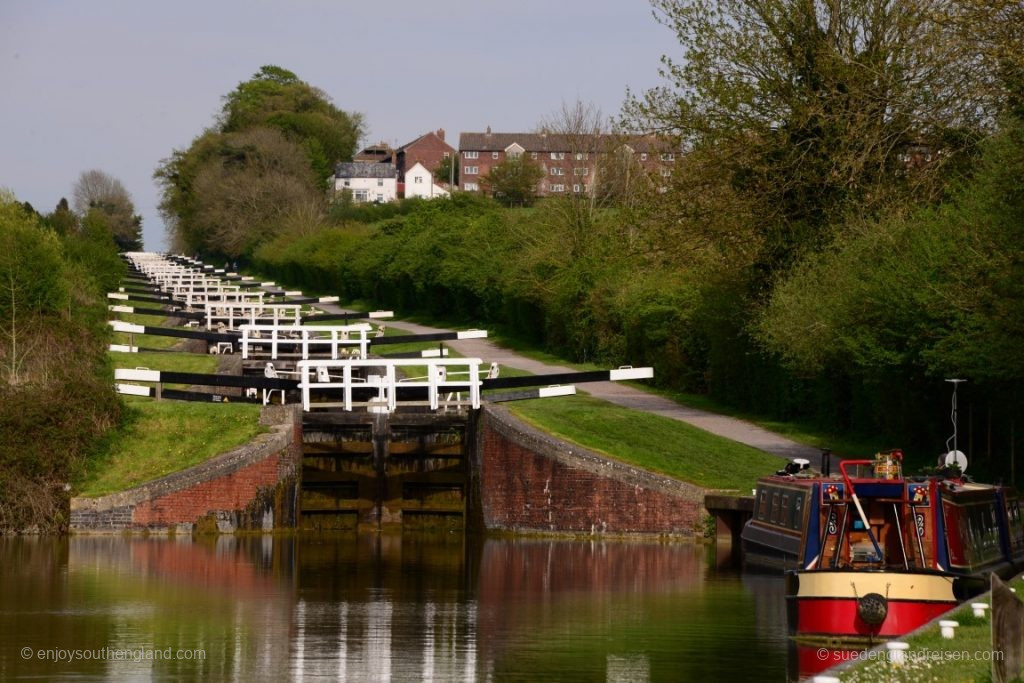 The flight of locks from Caen Hill in Devizes from below