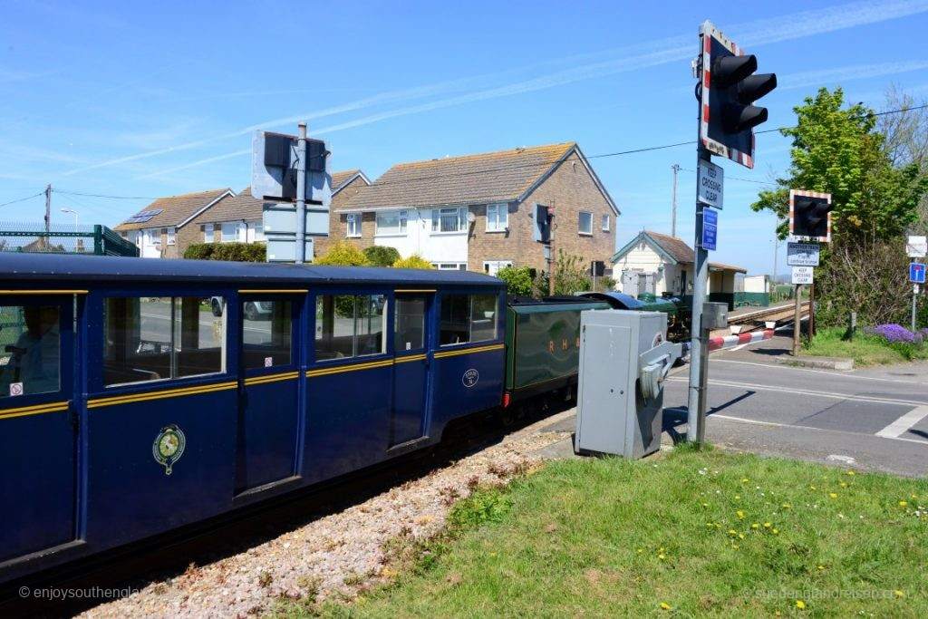 Trains on a scale of 1:3 regularly cross the road traffic