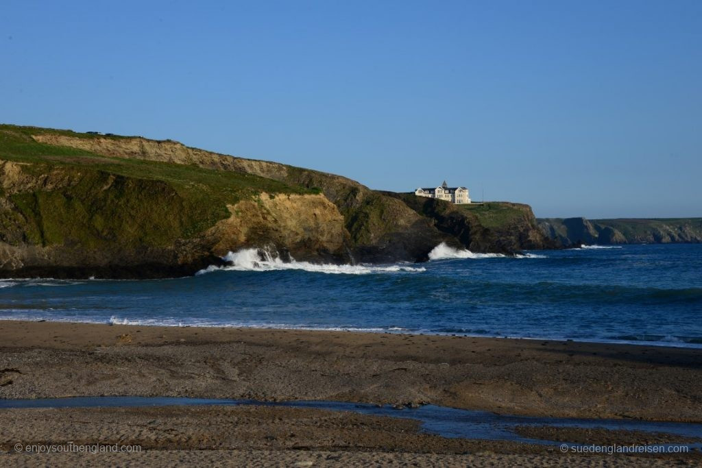 An der Dollar Cove mit dem Mullion Cove Hotel im Hintergrund