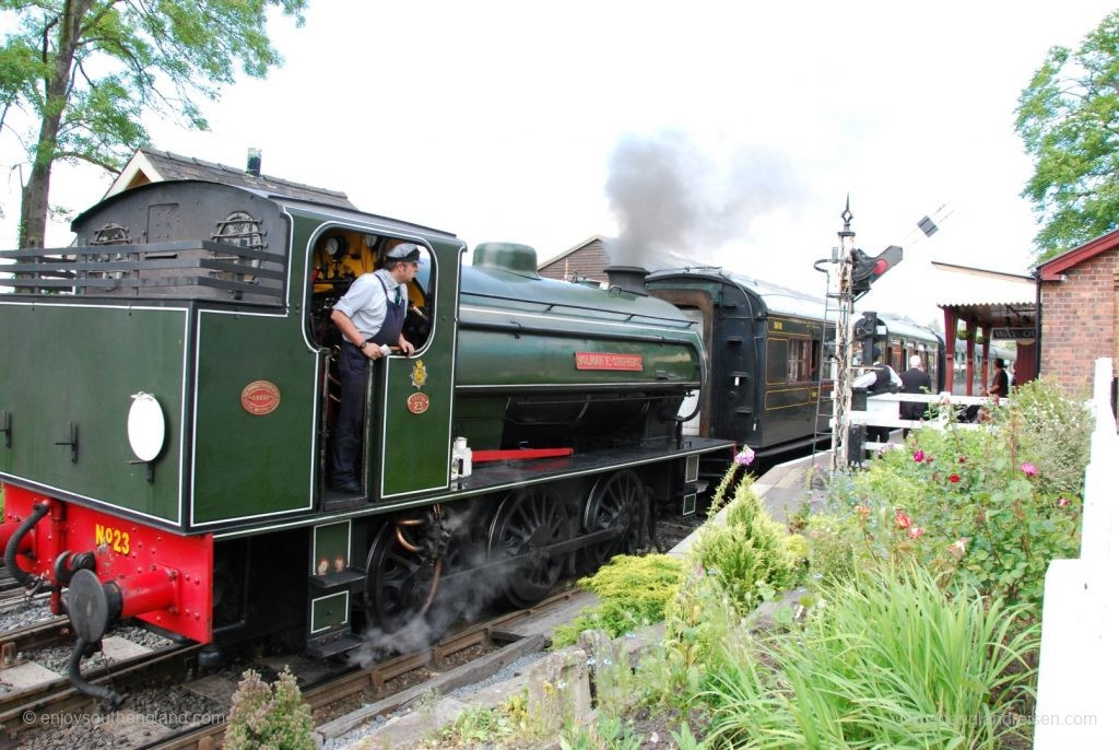 Die Kent &amp; East Sussex Railway bei der Ausfahrt aus Tenterden