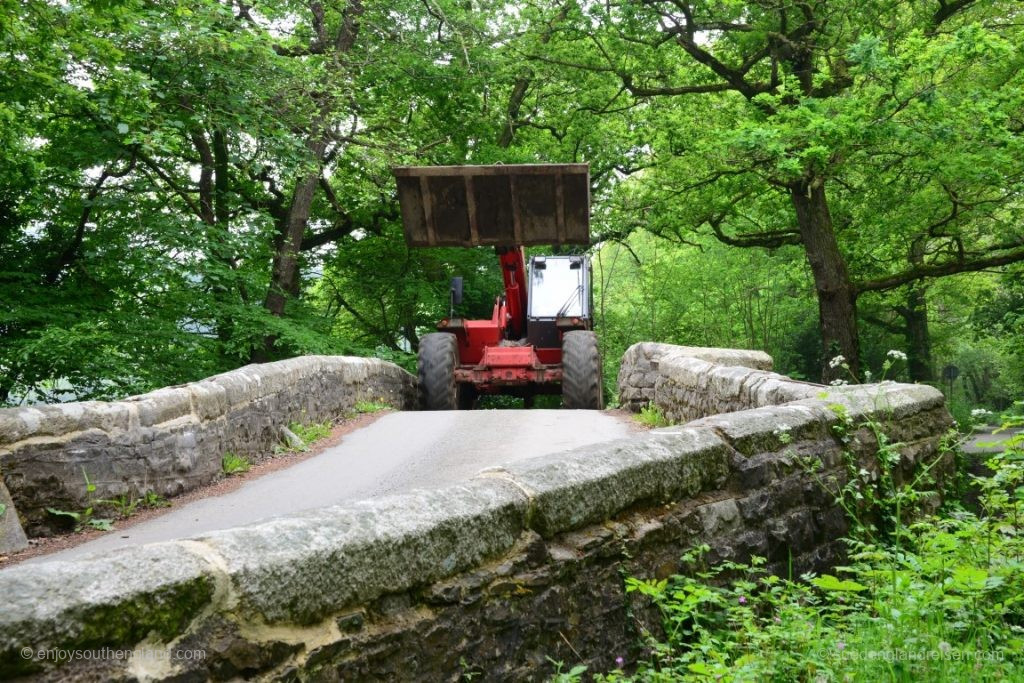 Gegenverkehr auf einer Brücke in Cornwall