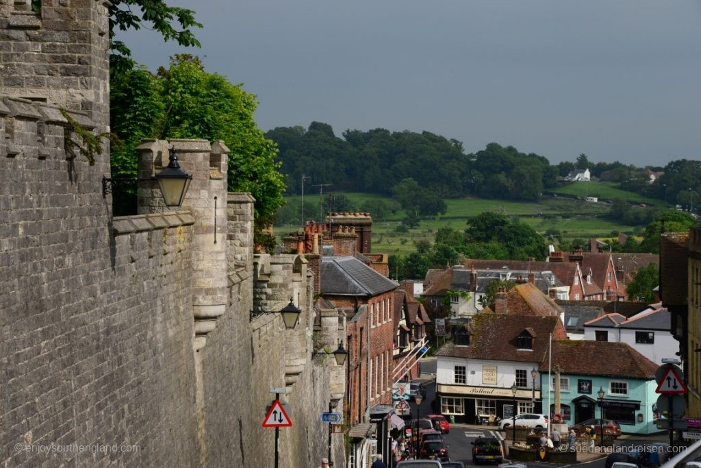 Blick entlang der Mauern des Castles hinunter in den Ortskern von Arundel