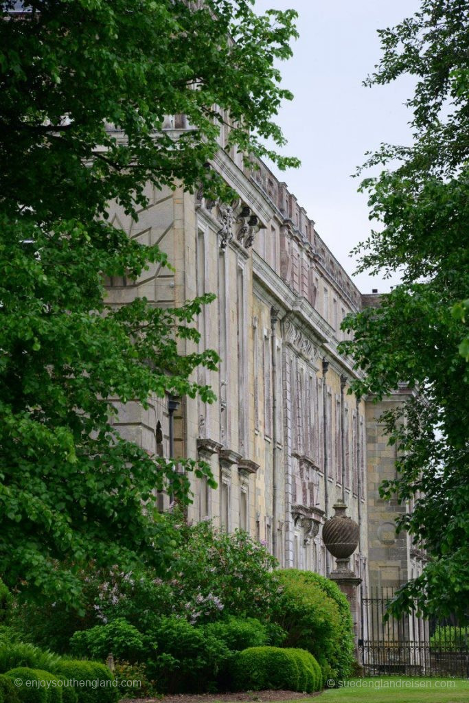 Petworth House von außen, gelegen in einer riesigen öffentlich zugänglichen Parkanlage