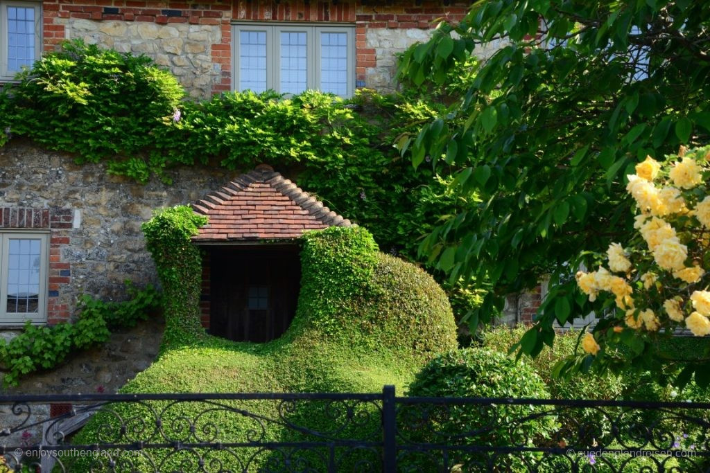 total zugewachsener Eingang eines Hauses in Amberley