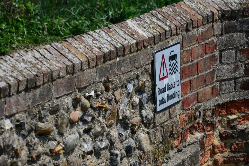 Dieses Schild in Bosham sieht kurios aus - aber man sollte es ernst nehmen!