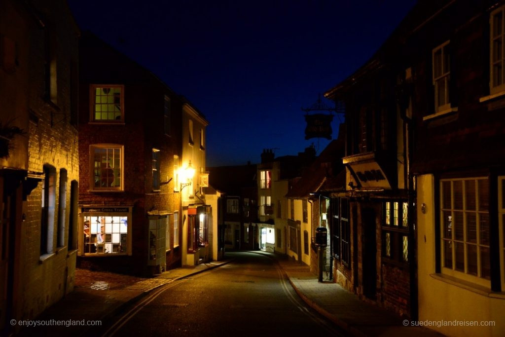 Rye in der Nacht - links geht es rein zu unserem Cottage