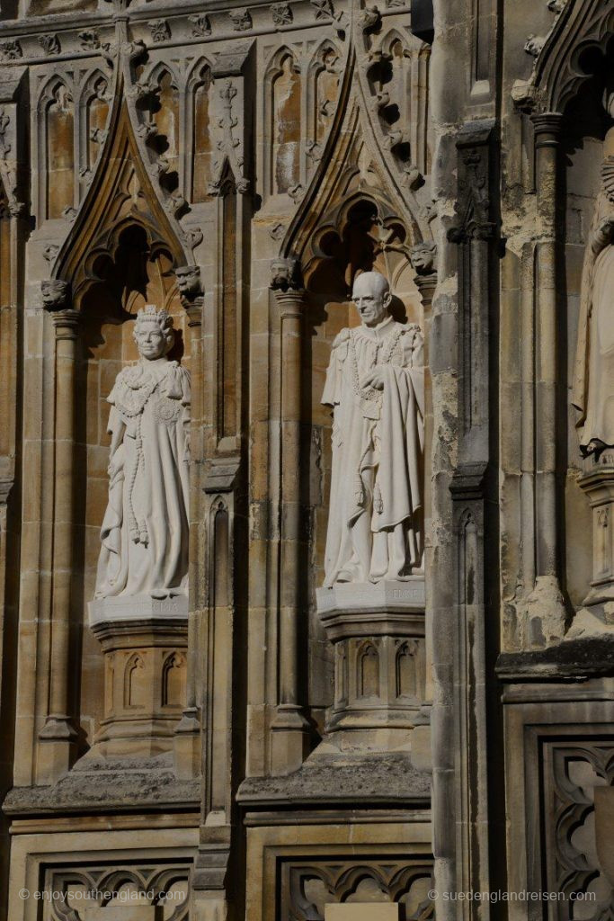 Man beachte bitte diesen beiden brandneuen Statuen, die seit 2015 neben dem Eingang in bis dato leeren Nischen stehen: Lissi (Verzeihung, Her Royal Highness The Queen) samt Ehemann Philip