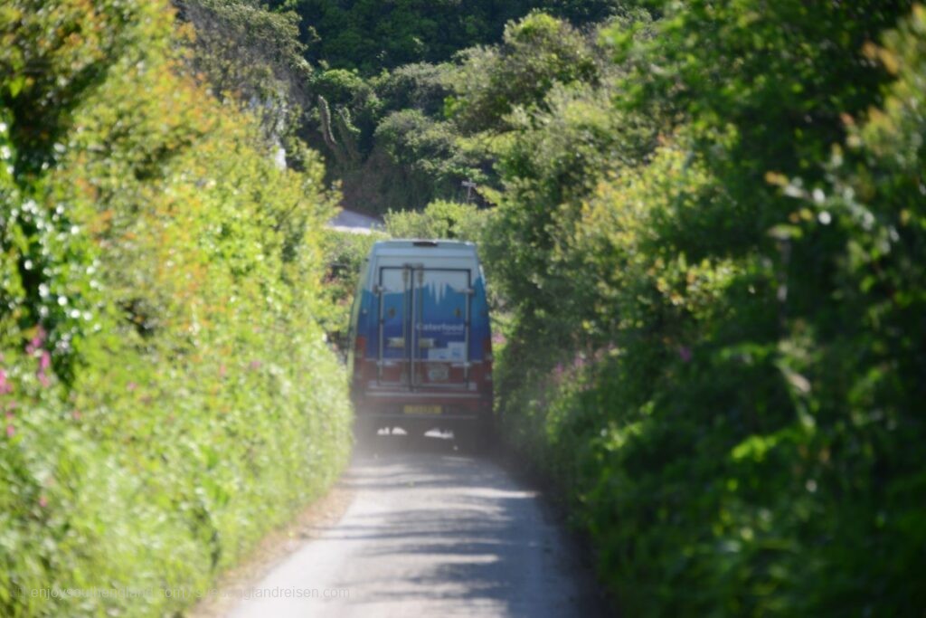 Enge Straße in Cornwall mit Lieferwagen