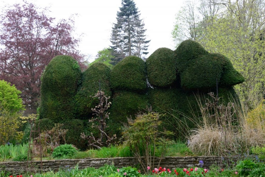 Diese "Herrschaften" begrüßen uns in Courts Garden