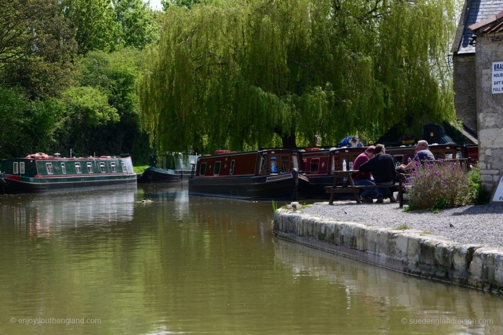 In der Wharf von Bradford-on-Avon: Reger Betrieb und unter den Bäumen ist ein sehr netter Beerr Garden eines Pubs