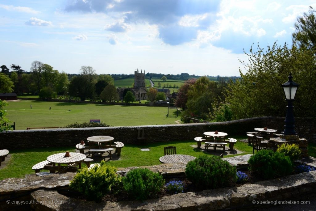 Der Beer Garden in Norton St. Philip mit Blick auf die Kirche und die Hügel. 