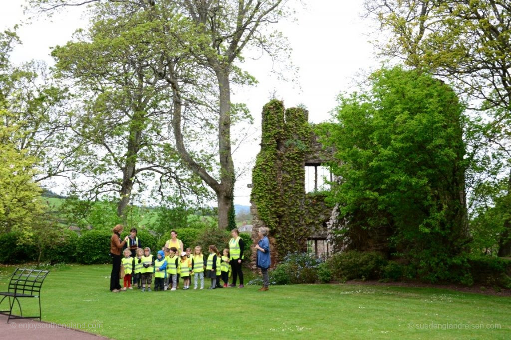 in Dunster Castle - man beachte die Warnjacken.