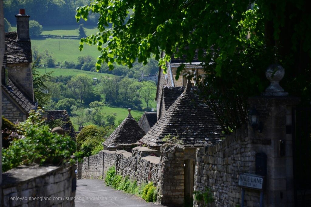 Blick aus einem Dorf in die Landschaft der Cotswolds