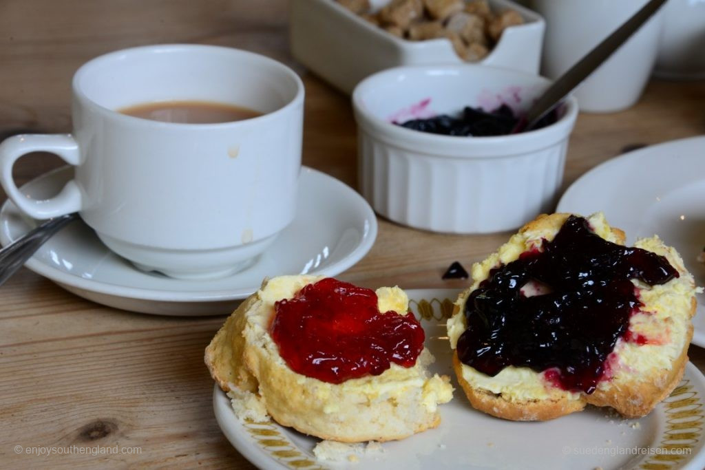 Ganz wichtig: Überall kommt zuerst die Clotted Cream auf die Scones und erst dann die Marmelade. Nur in Cornwall macht man es genau umgekeht!