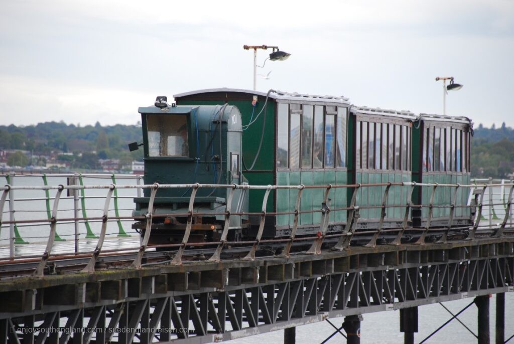 Die rustikale Pier-Tram in Hythe in Hampshire