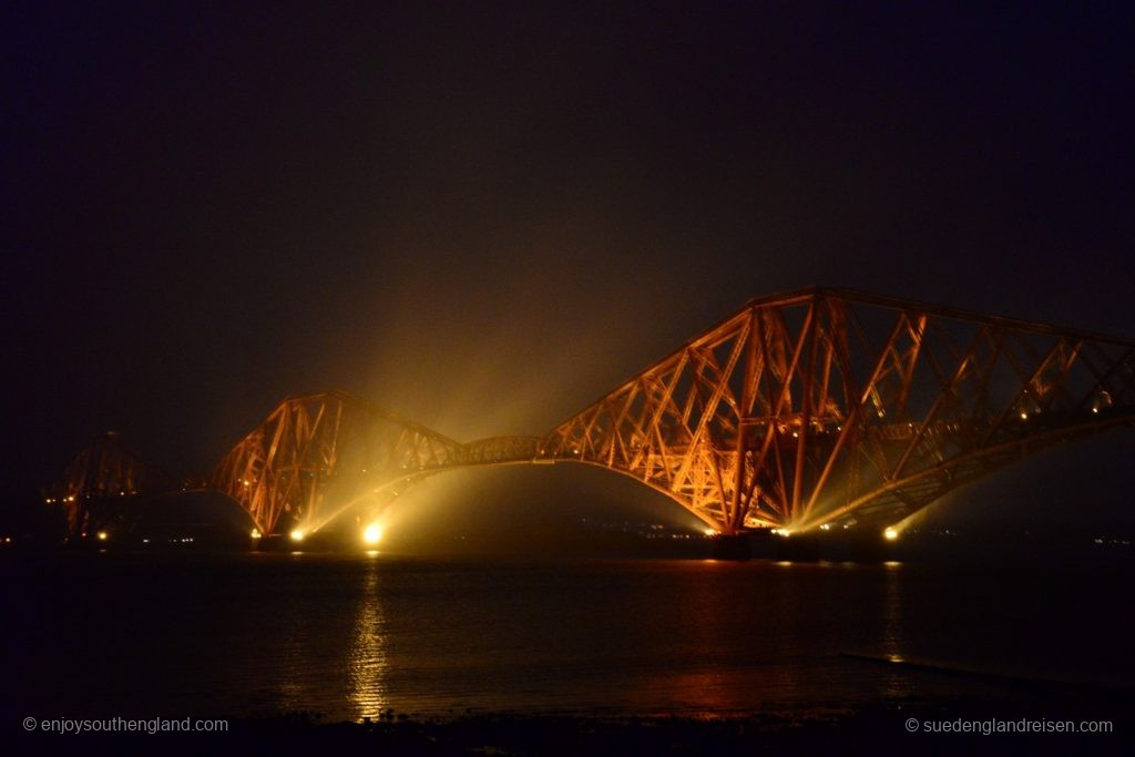 Forth Bridge von South Queensferry aus im Abendnebel