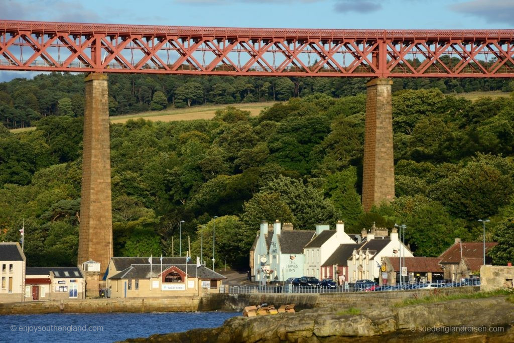 Das Hawes Inn direkt unter der Forth Bridge