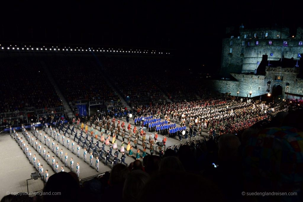 The Royal Edinburgh tattoo 2017 - about 1,000 contributors for approx. 8,600 guests.