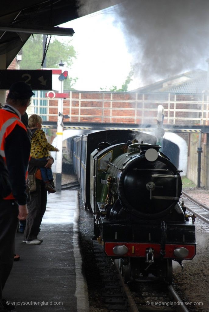 Romney, Hythe & Dymchurch Railway - Einfahrt eines Zuges aus Dungeness kommend