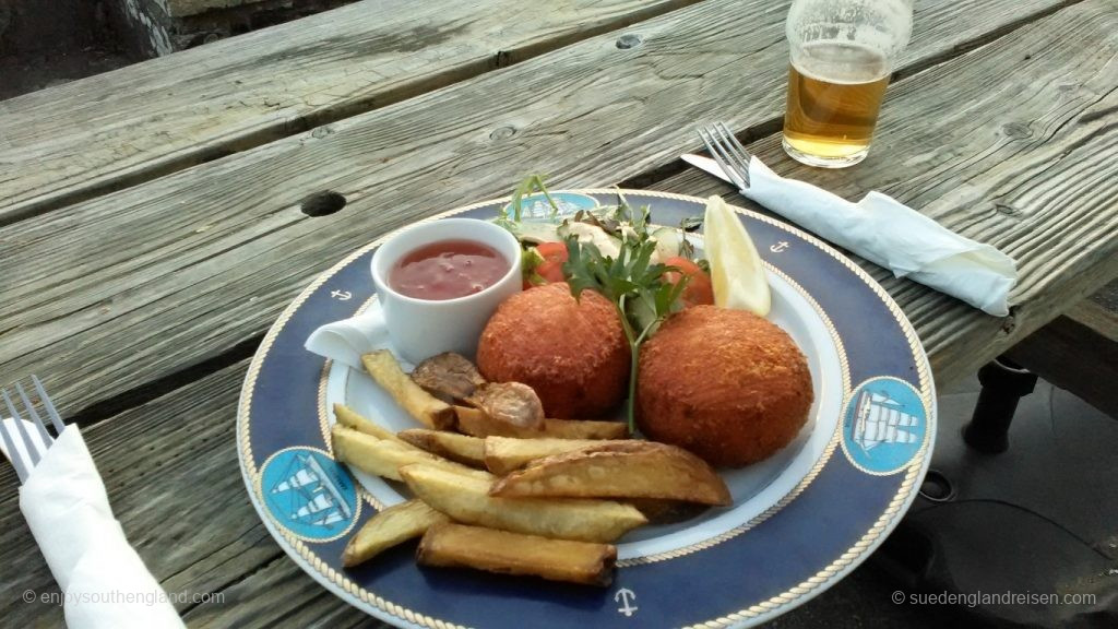 Fish Cakes mit einer scharfen Sauce zum Dippen plus Chips