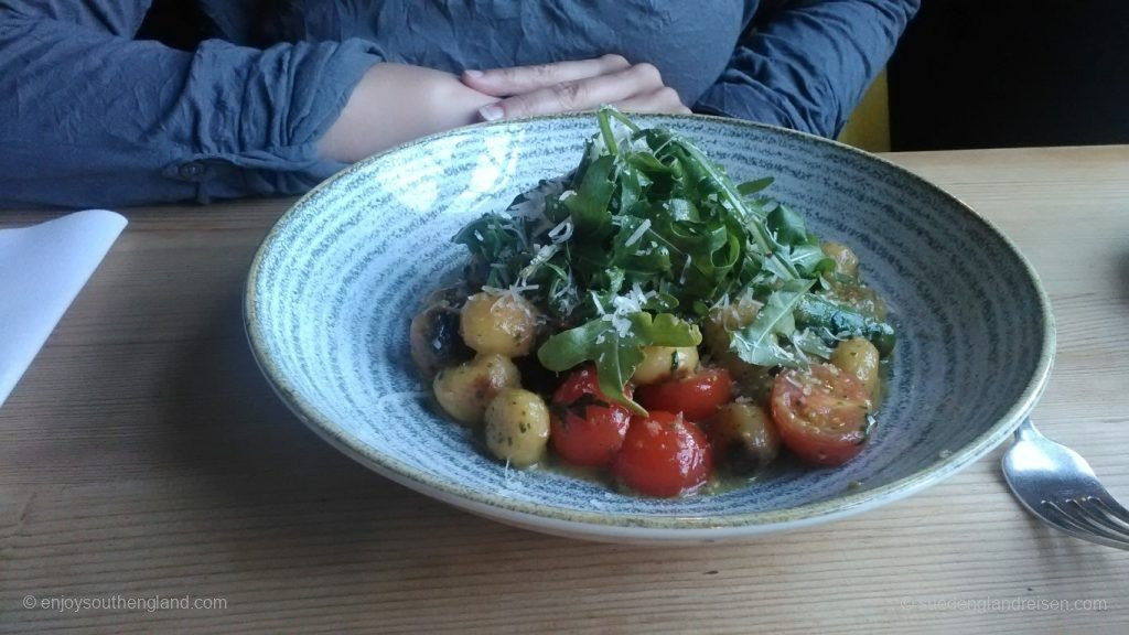 Gnocchi mit Wild Garlic, Spinat, Tomaten, Parmesan und Spargel 