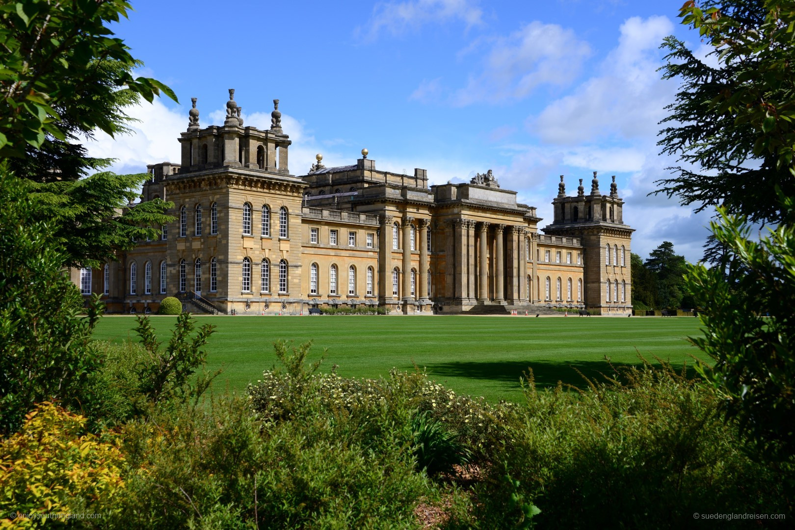 Blenheim Palace von der Gartenseite aus gesehen