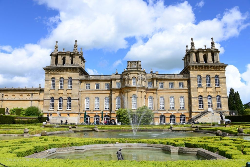 Blenheim Palace von der Seite mit dem Formal Garden davor.