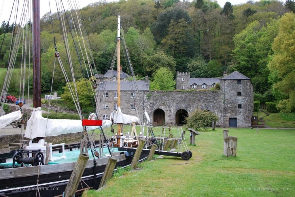 Cotehele in Cornwall - der Quay mit der Shamrok und dem Tea-Room im Hintergrund