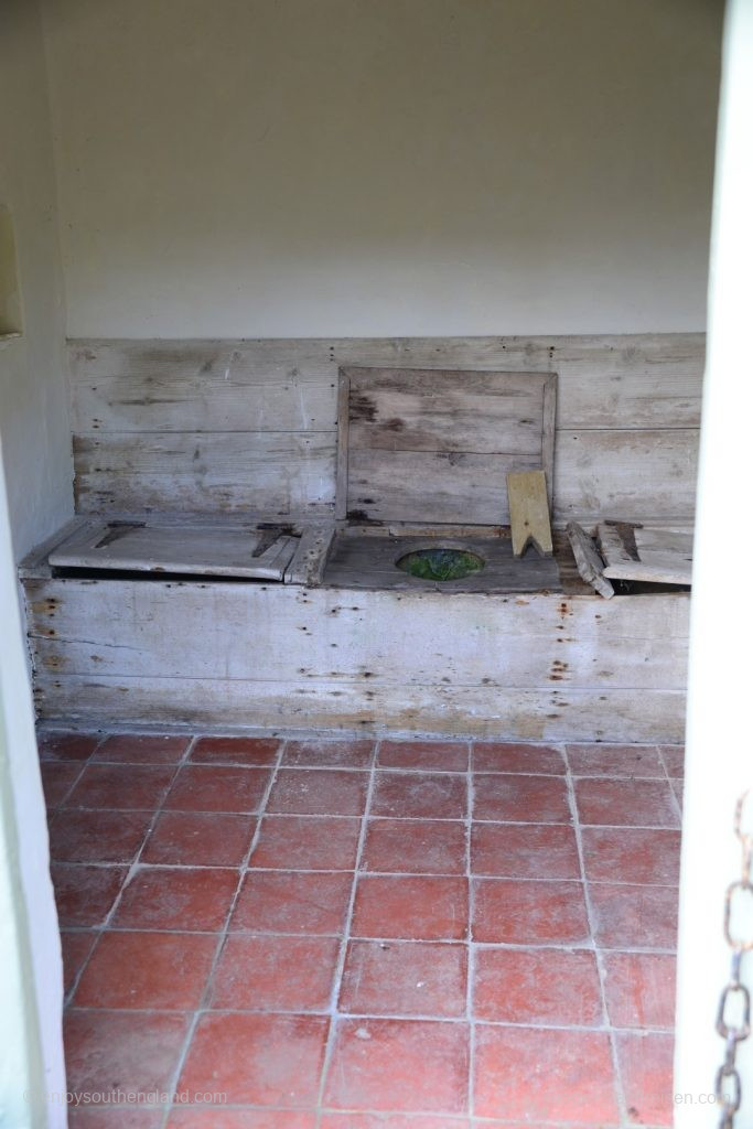 Zum Glück nicht mehr in täglicher Benutzung: Alte Toilette in Kelmscott Manor