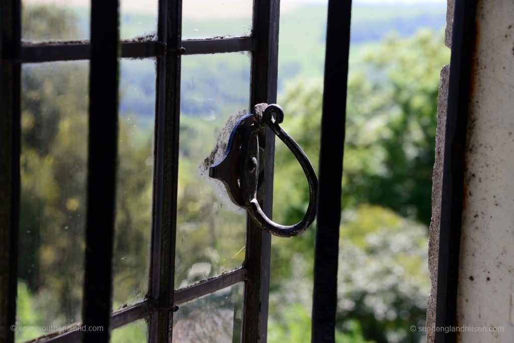 Newark Park - ein Fenster mit Details und Blick