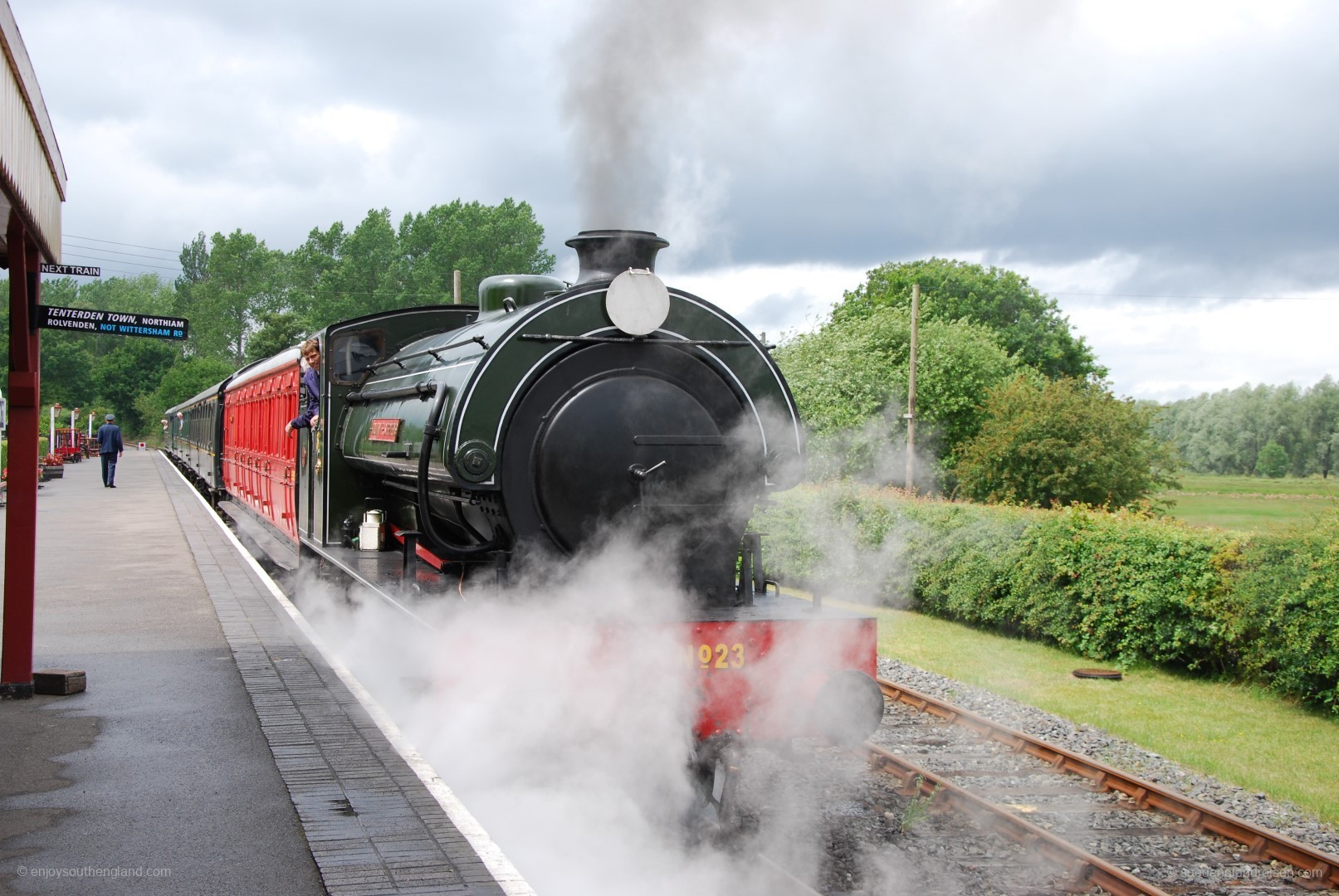 Kent & East Sussex Railway - Ausfahrt des Zuges aus Bodiam