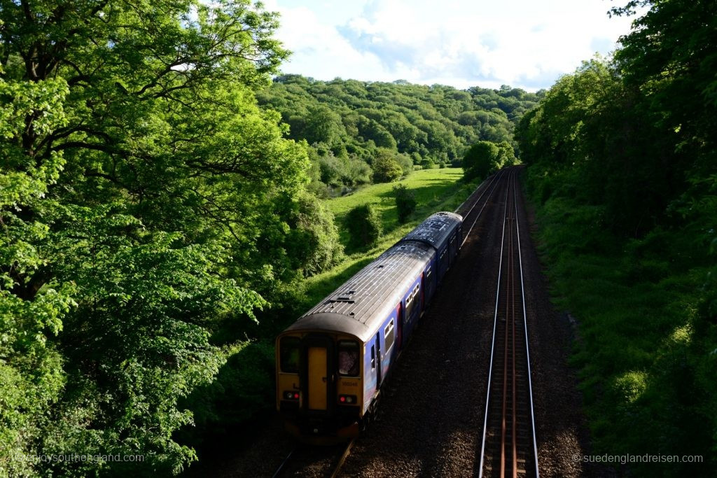 Der Aqueduct überquert die Eisenbahnlinie