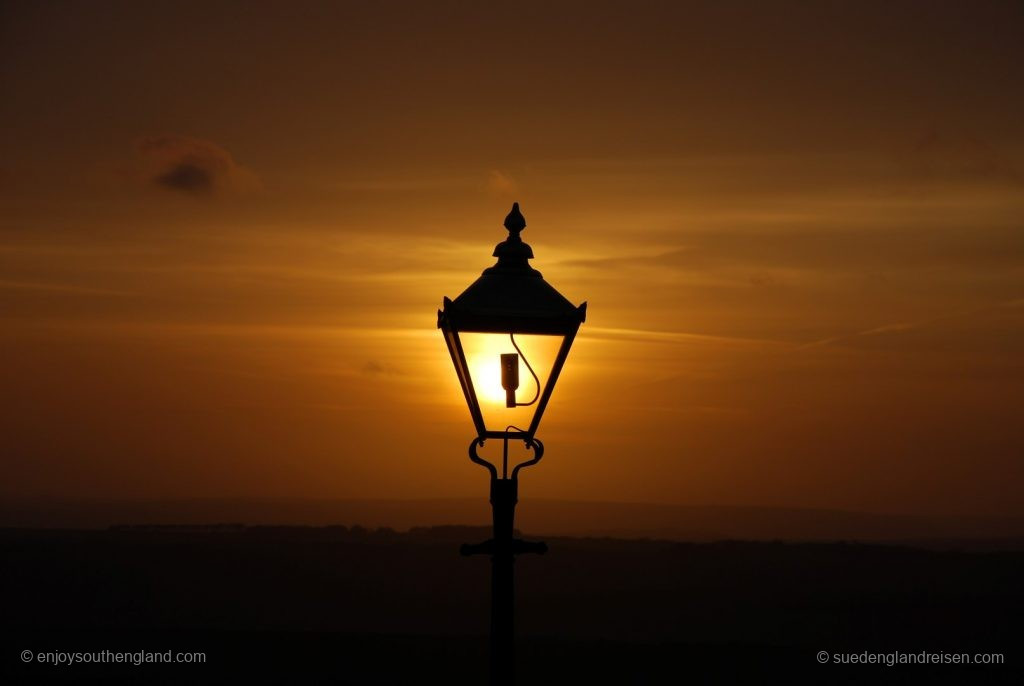 Abendstimmung auf Beachy Head - die untergehende Sonne ist das Licht dieser Laterne