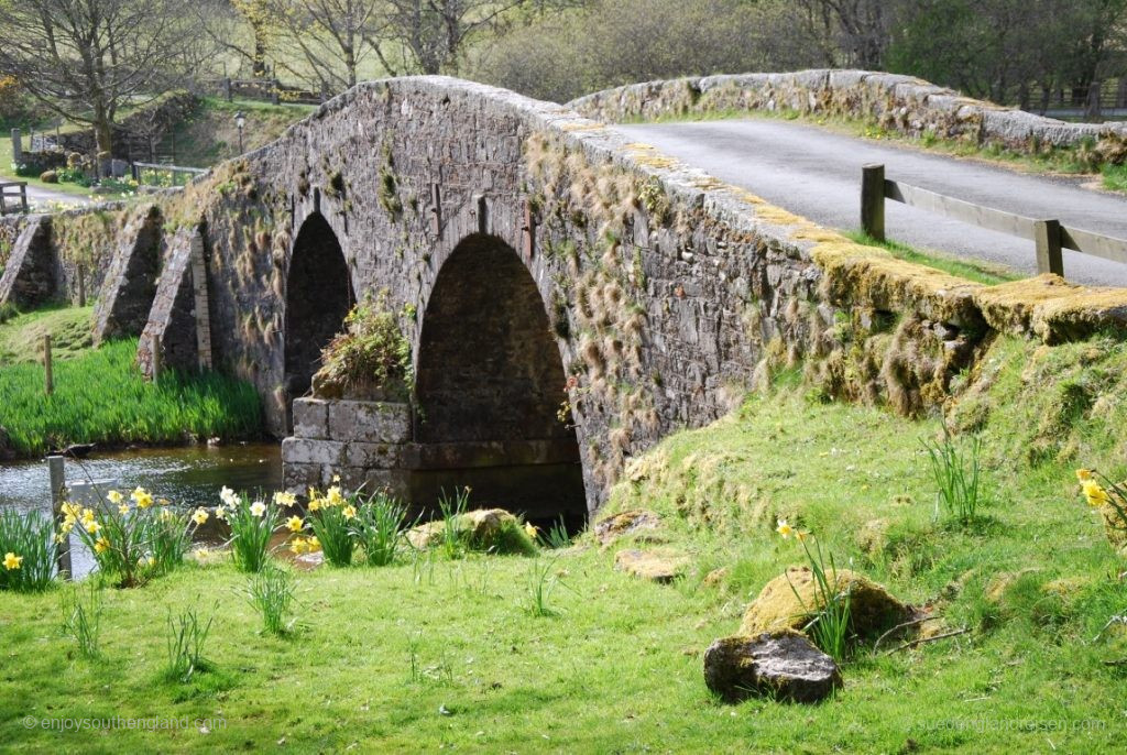 normale Straßenbrücke im Dartmoor