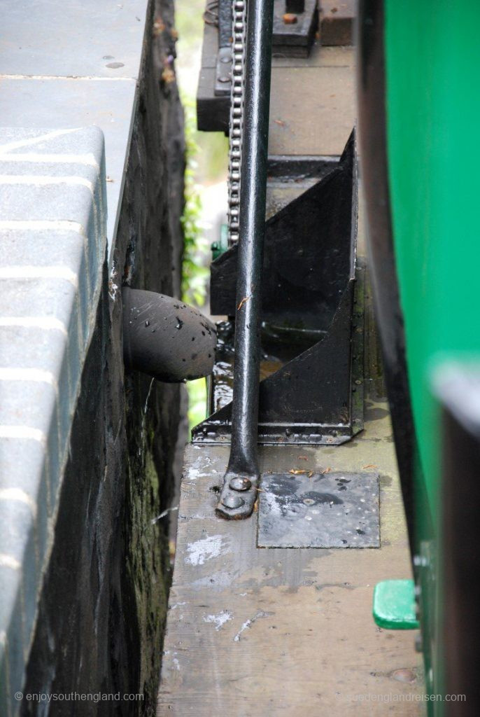 Die Wasserfüllanlage der Lynton Cliff Railway, damit die talswärts fahrenden Wagen schwer genug sind, den vollbeladenen Gegenwagen nach oben zu ziehen.